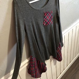 Long sleeve grey top with plaid detail